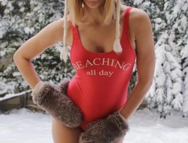 Τολμηρή η Ελληνίδα παρουσιάστρια – Βγήκε στο χιόνι φορώντας μόνο το μαγιό της (φώτο)